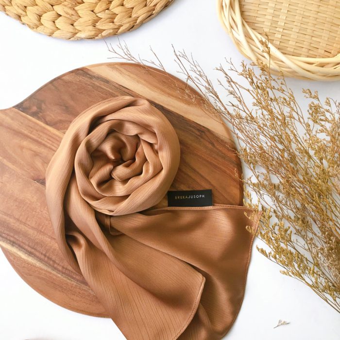 LEIA SATIN SHAWL  - LOTUS BISCOFF